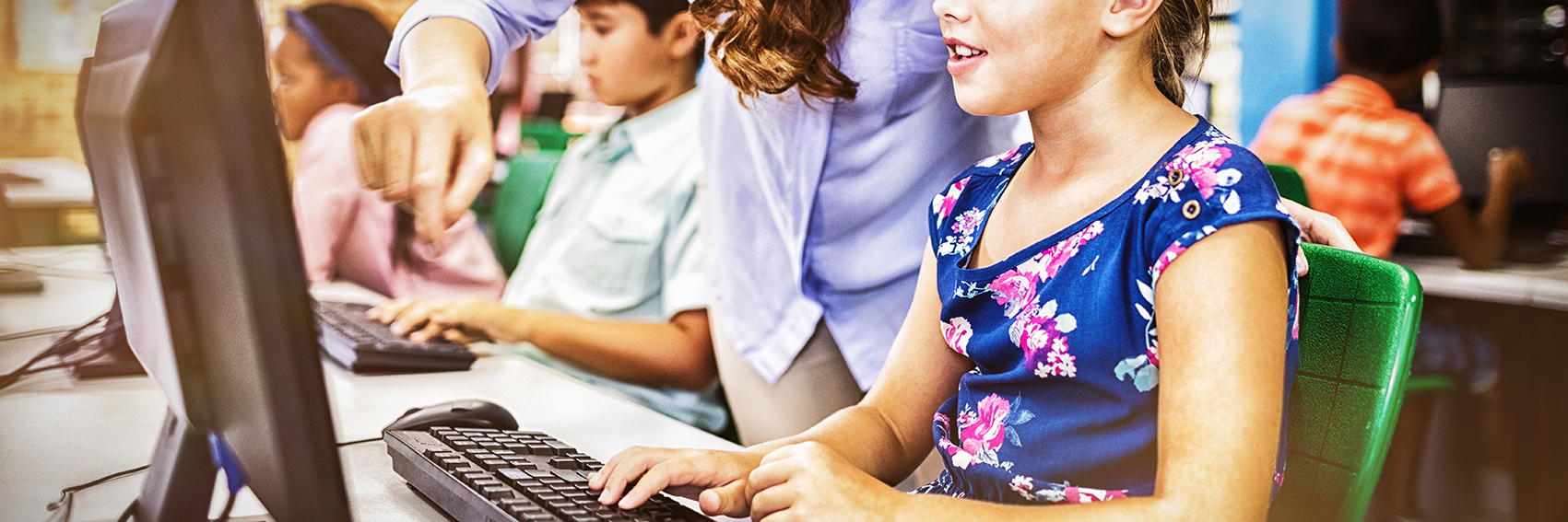 Kinder, die an einem Computer sitzen und lernen